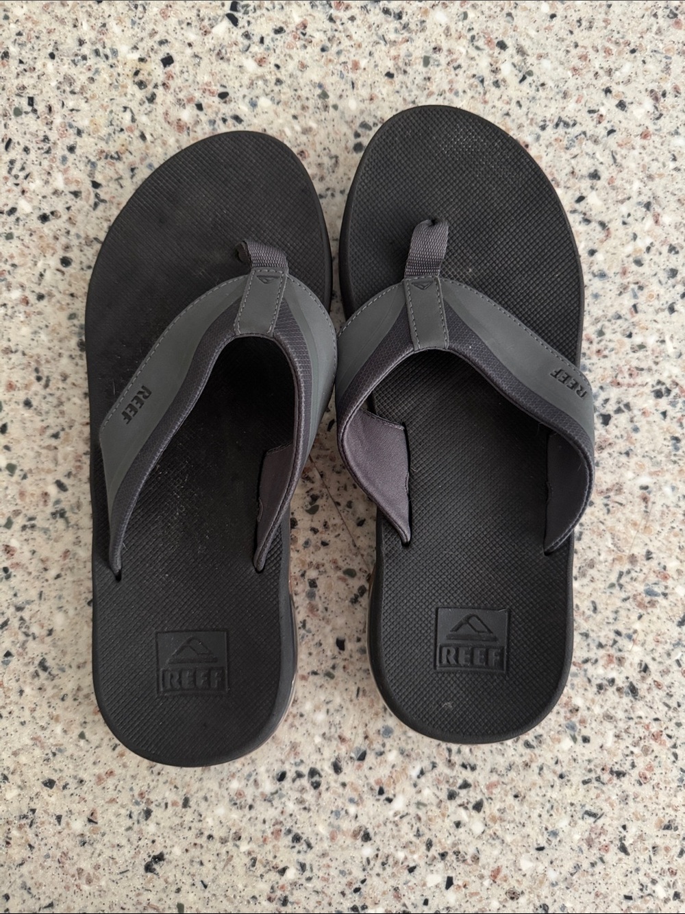 Reef Men's Black and Dark Gray Thong Sandals
